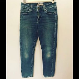Levi’s //Mid-rise skinny//fits 28 waist, 26 inseam